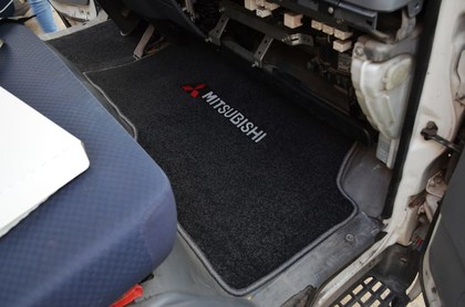 Ворсовые коврики на Mitsubishi Fuso Canter VII широкая кабина 2002 - 2017 в Архангельске